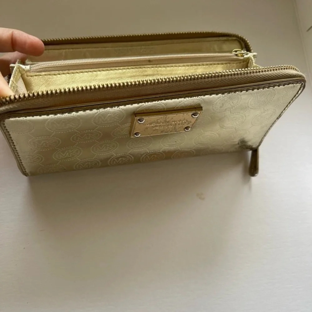 Michael Kors Gold metallic leather Jet Set Zip Around Wallet - Picture 6 of 16